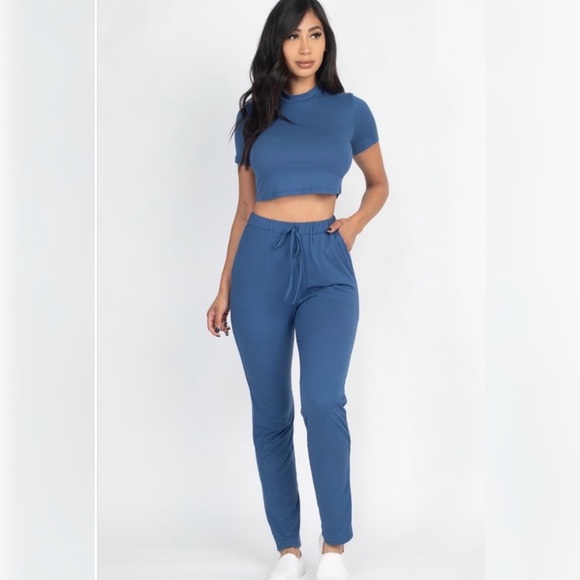 Crop Top Jogger Set - Picture 4 of 6